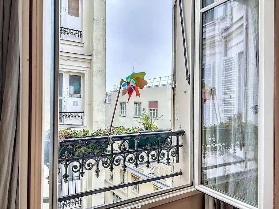 Apartment Anvers Paris